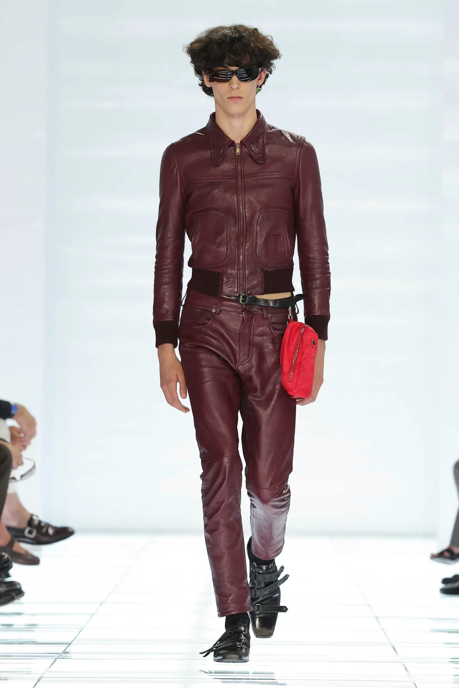 Prada показала возвращение к облегающему силуэту в мужской коллекции