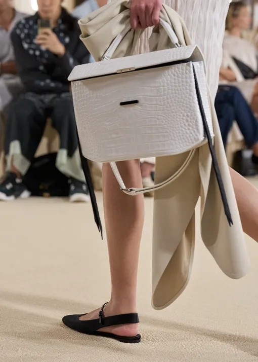 Обувь без каблука на лето 2026: 6 моделей, которые показали Miu Miu, Celine, Toteme и другие бренды