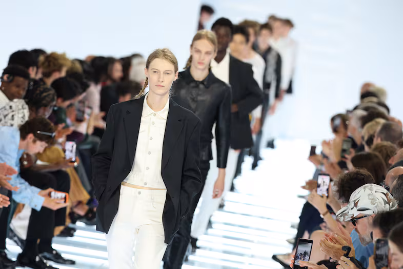 Prada SS27: Миучча Прада и Раф Симонс сделали ставку на простоту