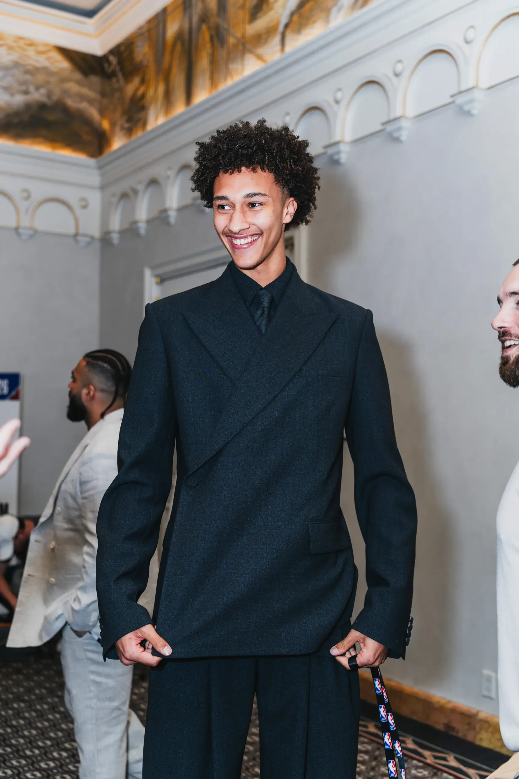 Нейта Амента выбрали под 13-м номером: как новичок Milwaukee Bucks пришёл на драфт в костюме Public School