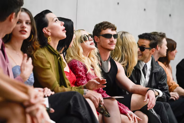 Мадонна и Charli xcx помирились на показе Saint Laurent в Париже