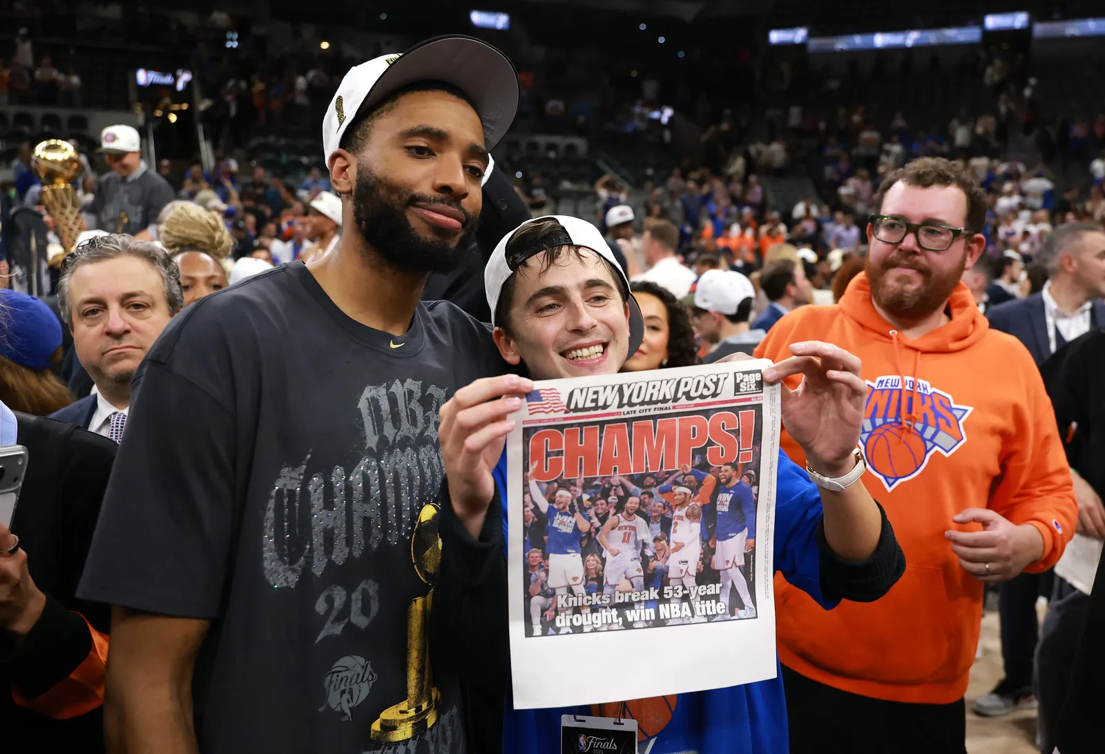 Тимоти Шаламе и его стиль на матчах New York Knicks: от кожанки и Dr. Martens до кастомных Chrome Hearts