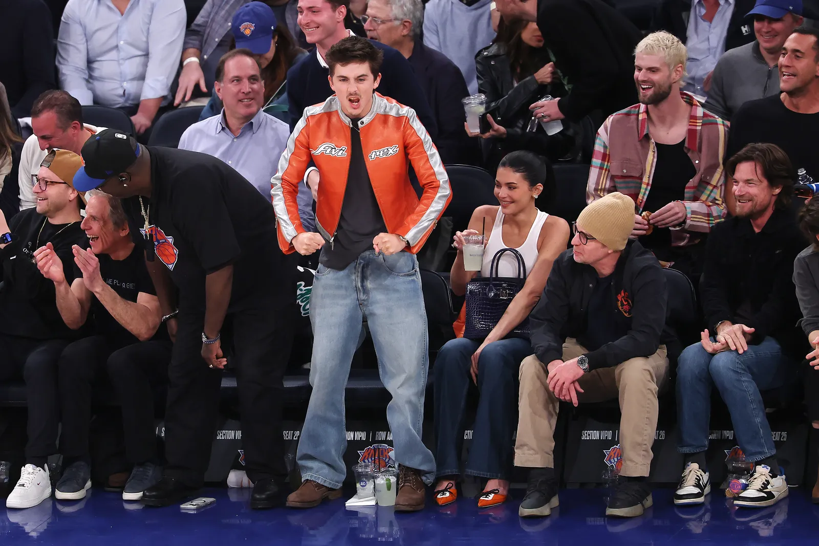 Тимоти Шаламе и его стиль на матчах New York Knicks: от кожанки и Dr. Martens до кастомных Chrome Hearts