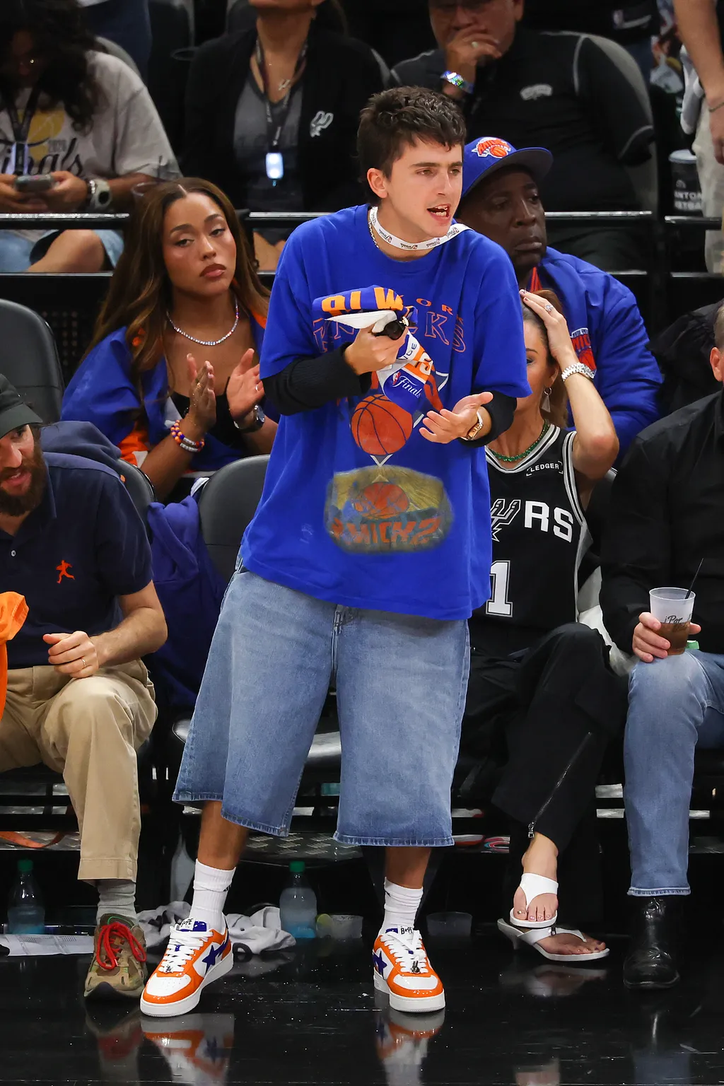 Тимоти Шаламе и его стиль на матчах New York Knicks: от кожанки и Dr. Martens до кастомных Chrome Hearts
