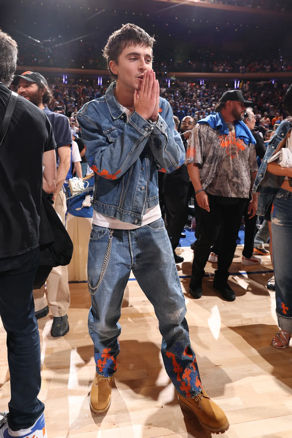 Тимоти Шаламе и его стиль на матчах New York Knicks: от кожанки и Dr. Martens до кастомных Chrome Hearts