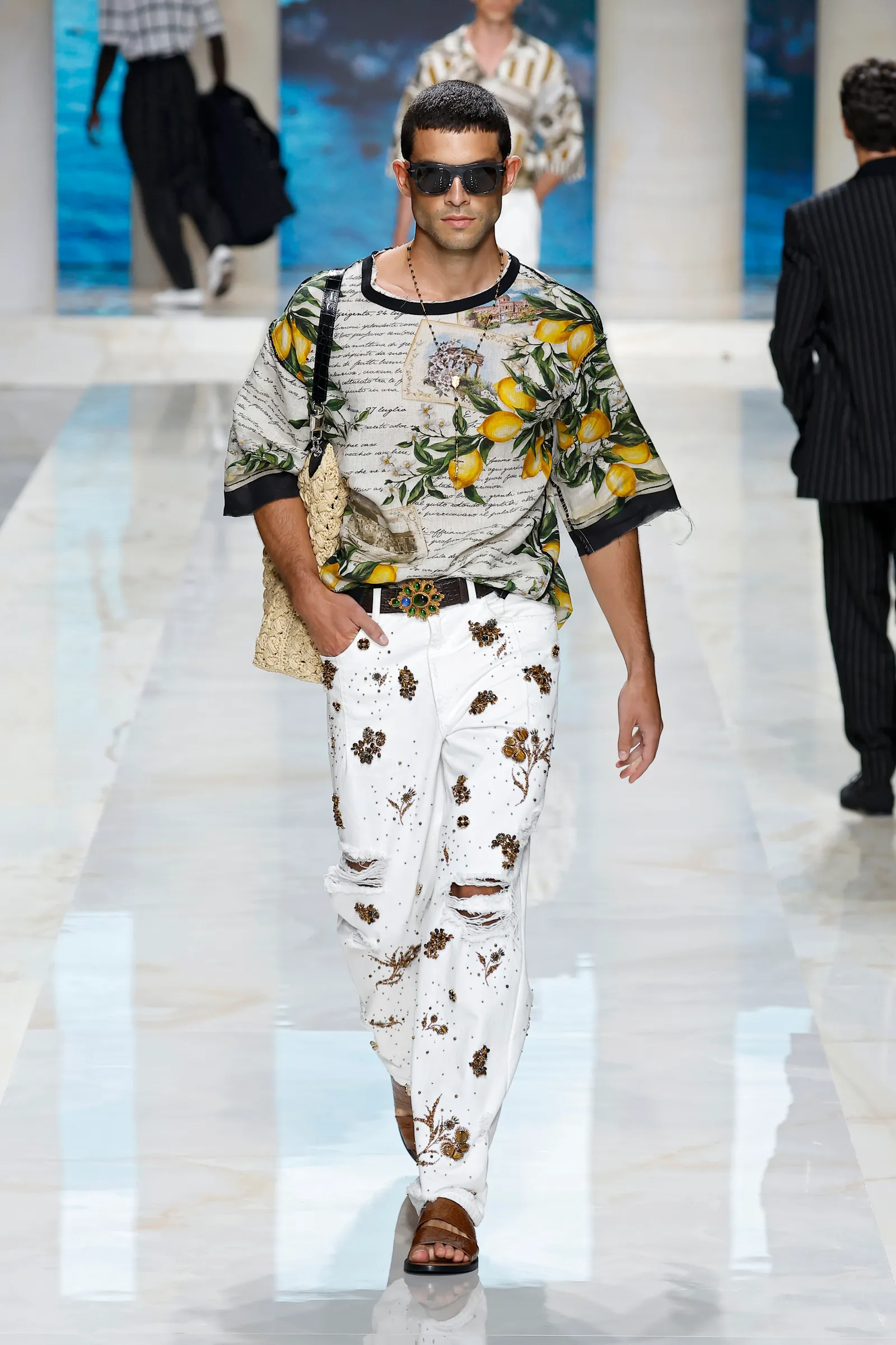 Dolce & Gabbana на Неделе моды в Милане вернули на подиум «парадные» джинсы