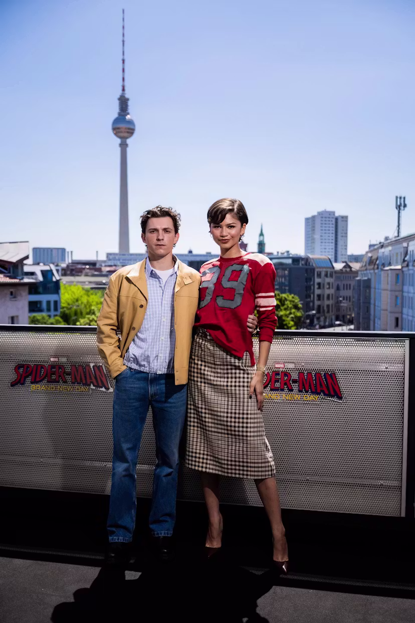 Зендея показала два контрастных образа за один день на промо-туре Spider-Man: Brand New Day в Берлине