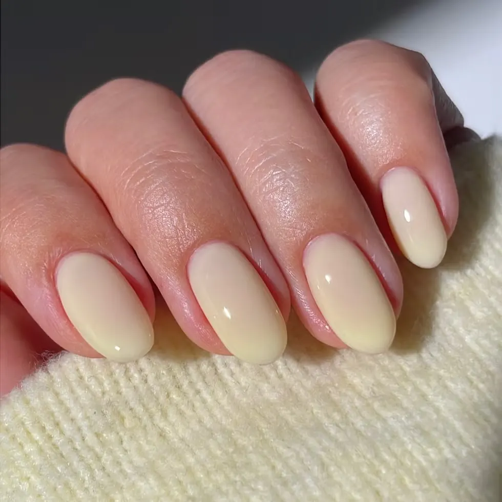 Banana Latte Nails: летний маникюр в мягком молочно-жёлтом оттенке