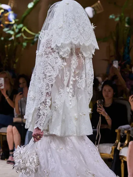 Chanel превратил подиум в сказочный лес на кутюрном показе в Гран-Пале