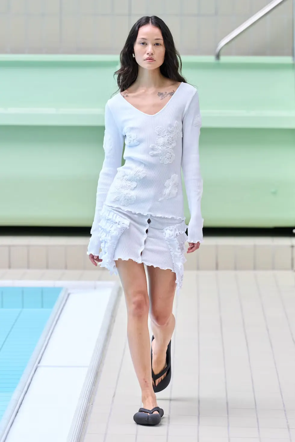 Летний тренд eyelet возвращается: как кружевная вышивка стала более взрослой
