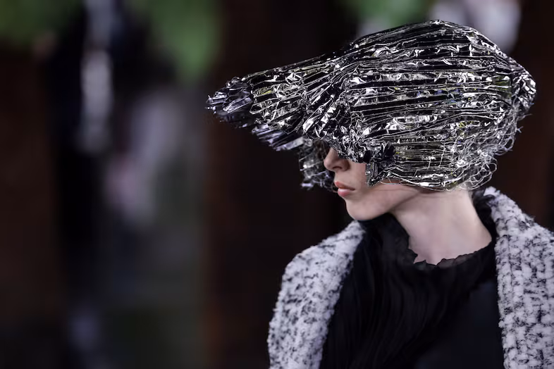 Dior Couture AW26 в цифрах: папоротники, скульптурные береты и новая bridal-история Джонатана Андерсона