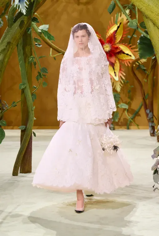 Chanel превратил подиум в сказочный лес на кутюрном показе в Гран-Пале