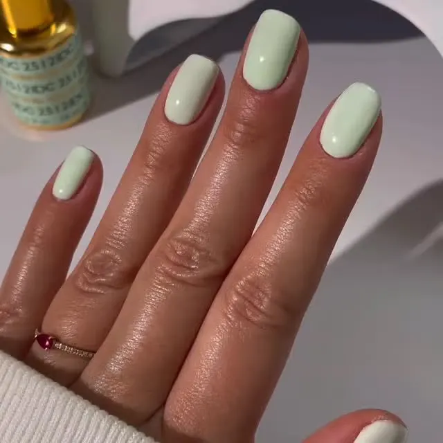 Pistachio Milk Nails: как выглядит самый мягкий зелёный маникюр лета