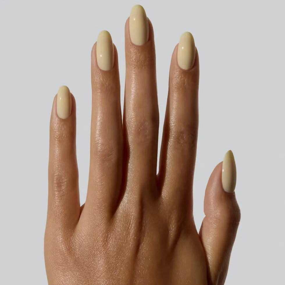 Banana Latte Nails: летний маникюр в мягком молочно-жёлтом оттенке