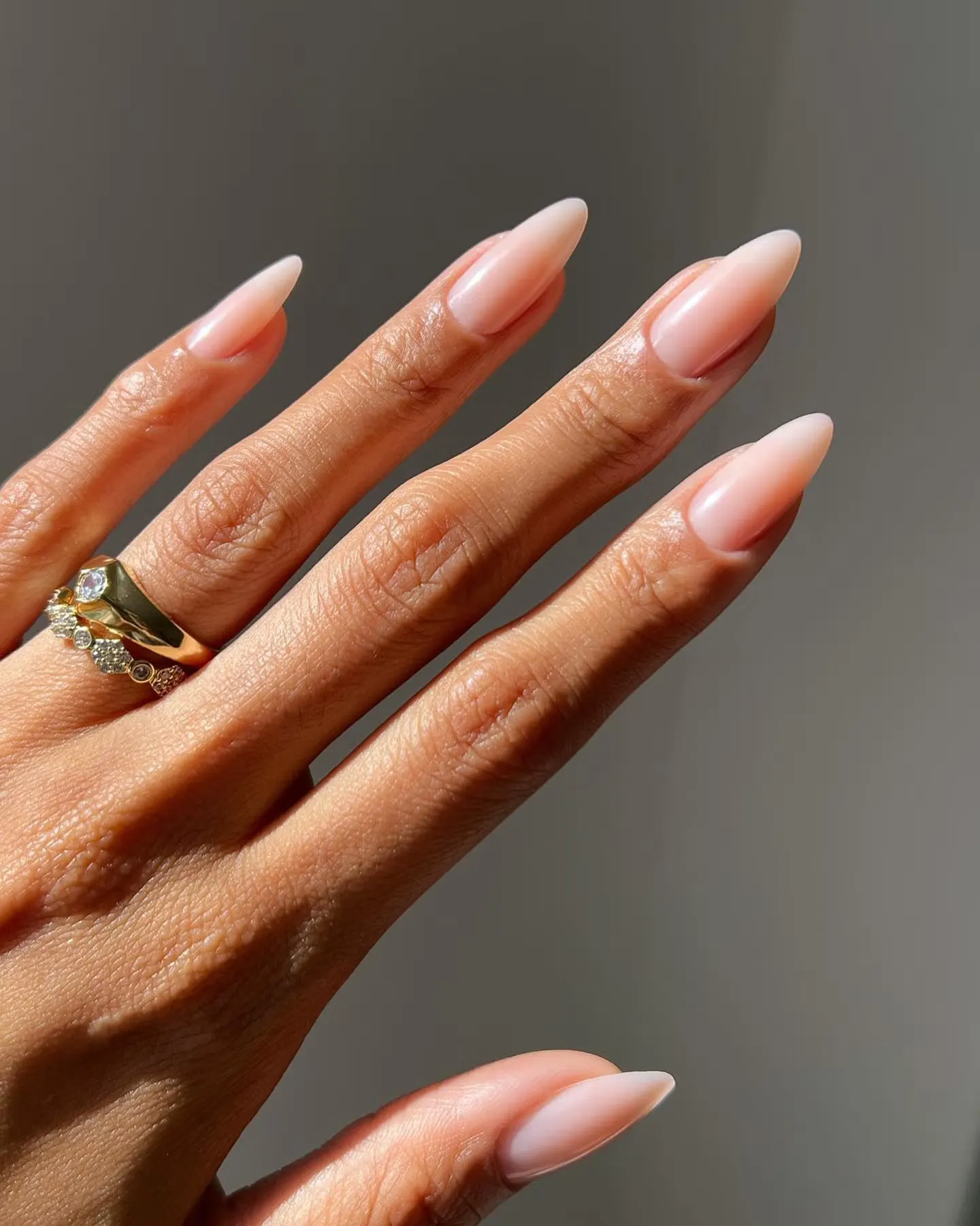 Летом 2026 в маникюре будут носить lychee nails: молочно-розовый блеск и эффект желе