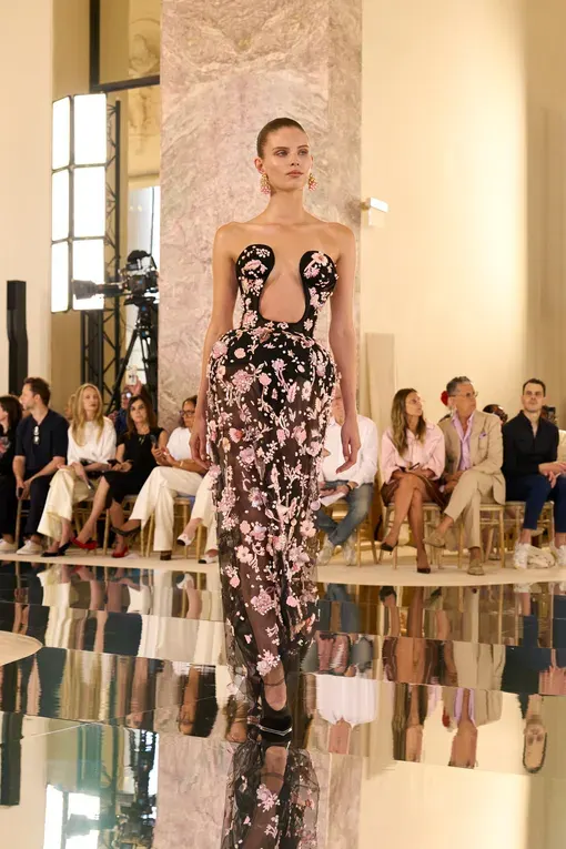 Неделя высокой моды в Париже стартовала шоу Schiaparelli, посвящённым свету и пустоте
