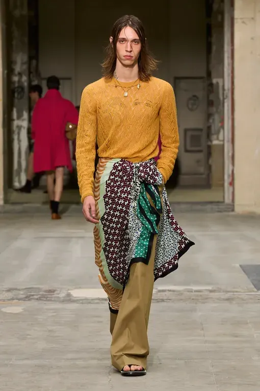 Как носить парео в городе: прием с брюками с показа Dries Van Noten