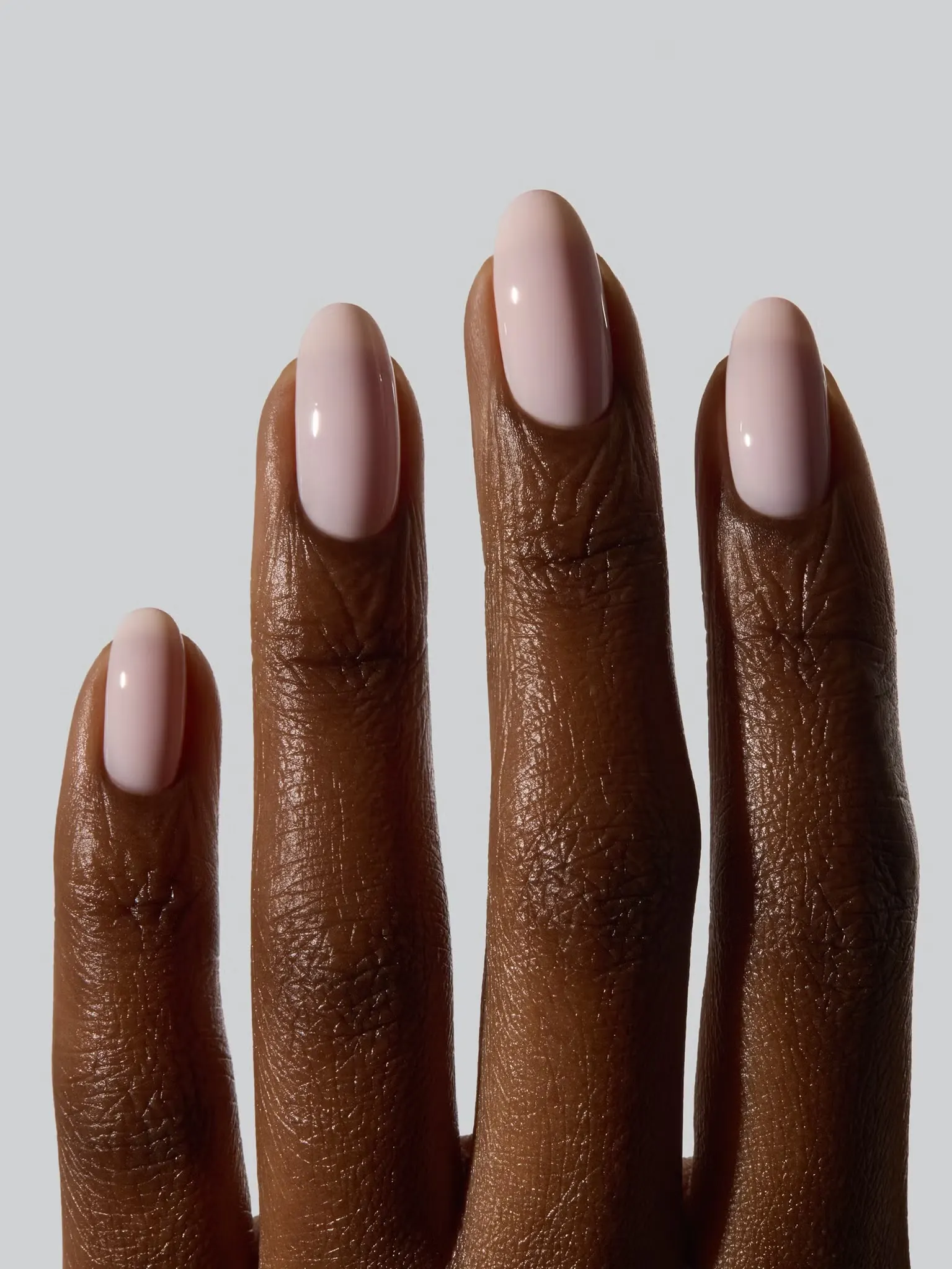 Летом 2026 в маникюре будут носить lychee nails: молочно-розовый блеск и эффект желе
