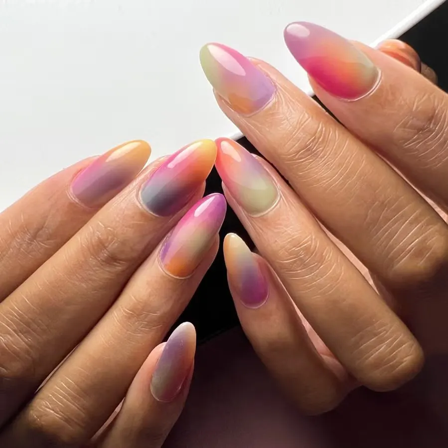 Акварельные ногти: мягкий маникюр, который пришёл на смену marble nails