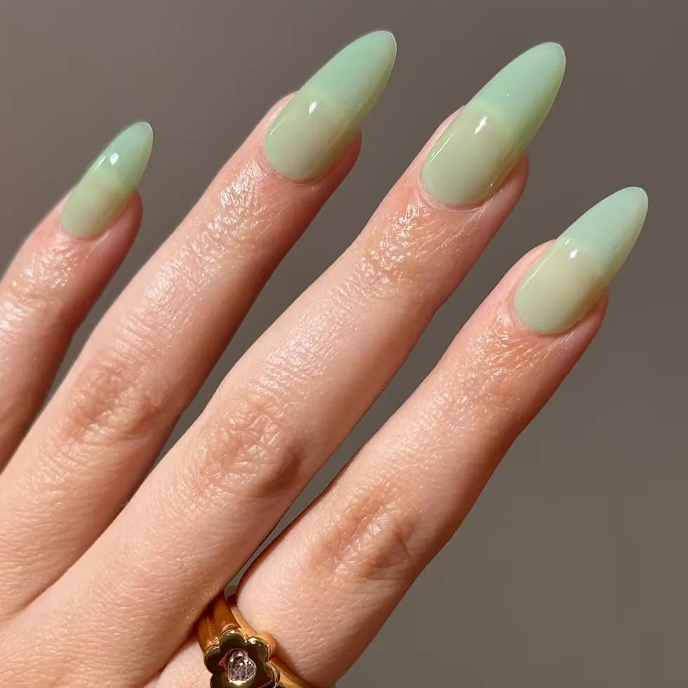 Pistachio Milk Nails: как выглядит самый мягкий зелёный маникюр лета