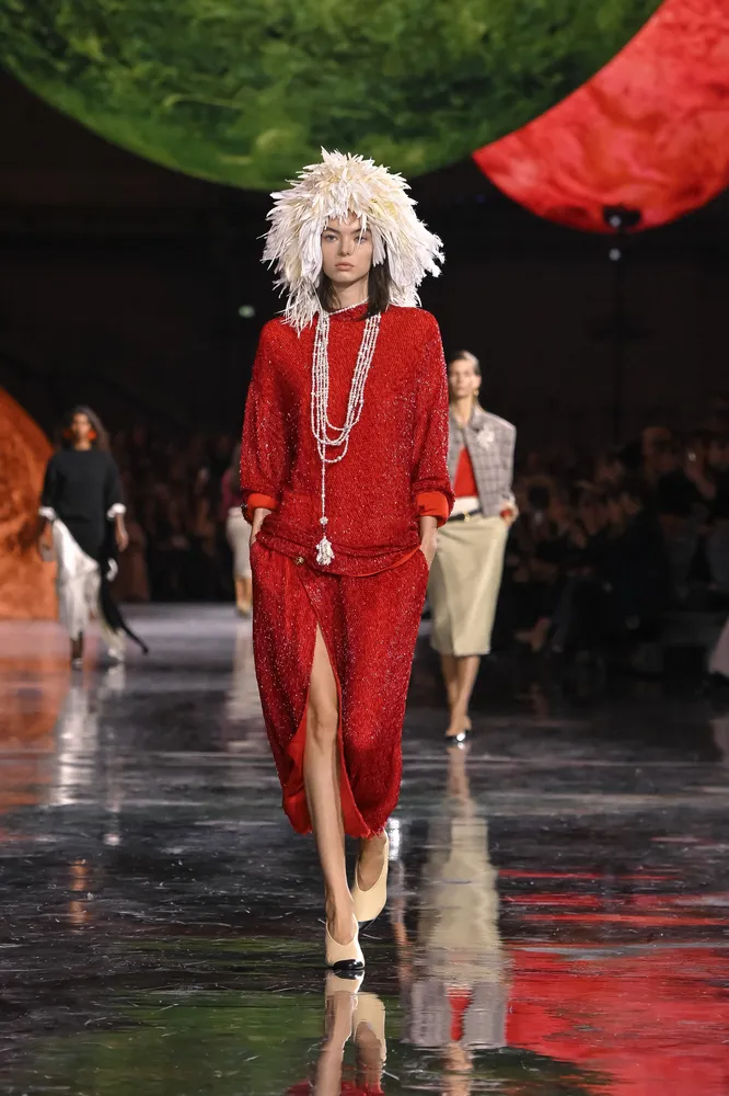 Как носить красный летом 2026: идеи с подиумов Chanel, Hermès, Fendi и других брендов