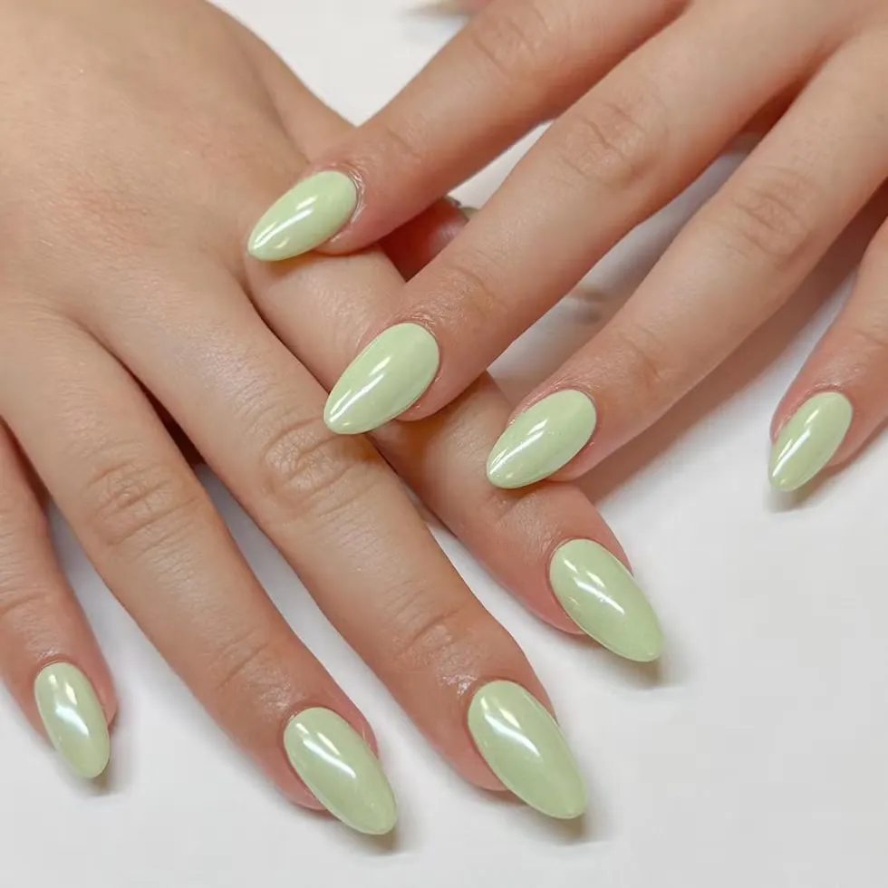 Pistachio Milk Nails: как выглядит самый мягкий зелёный маникюр лета