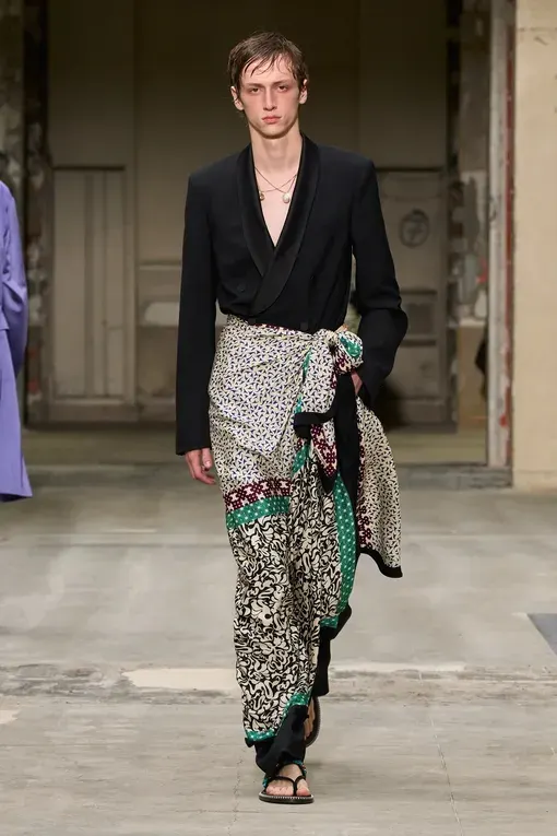 Как носить парео в городе: прием с брюками с показа Dries Van Noten