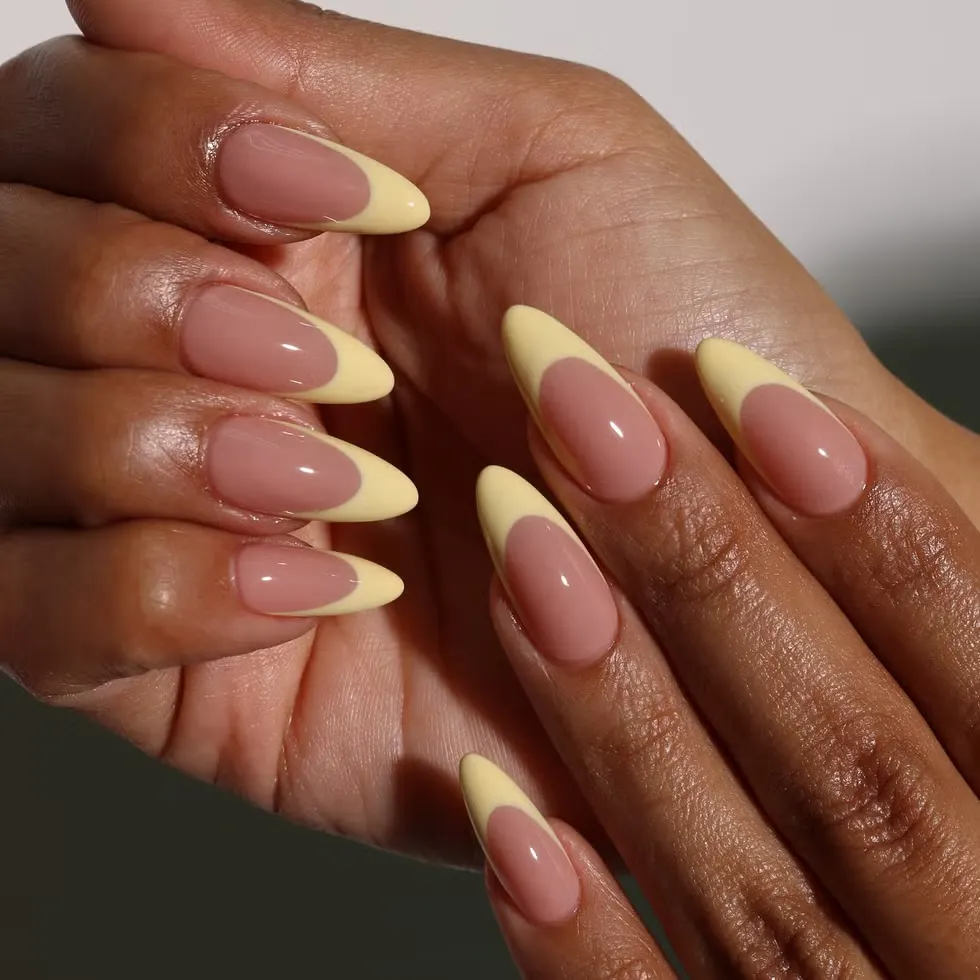 Banana Latte Nails: летний маникюр в мягком молочно-жёлтом оттенке