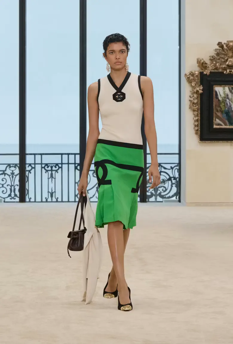 Gracie Abrams вышла в образе Chanel, отсылающем к эстетике Коко Шанель
