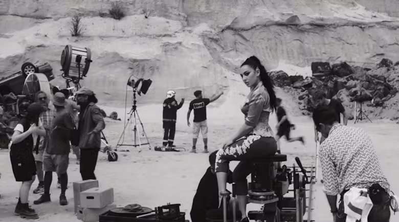Charli xcx в клипе Camera соединила музыку, моду и кино