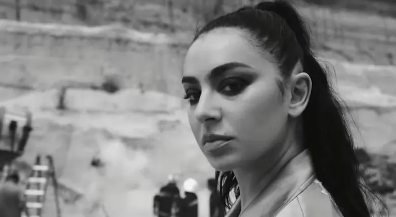 Charli xcx в клипе Camera соединила музыку, моду и кино