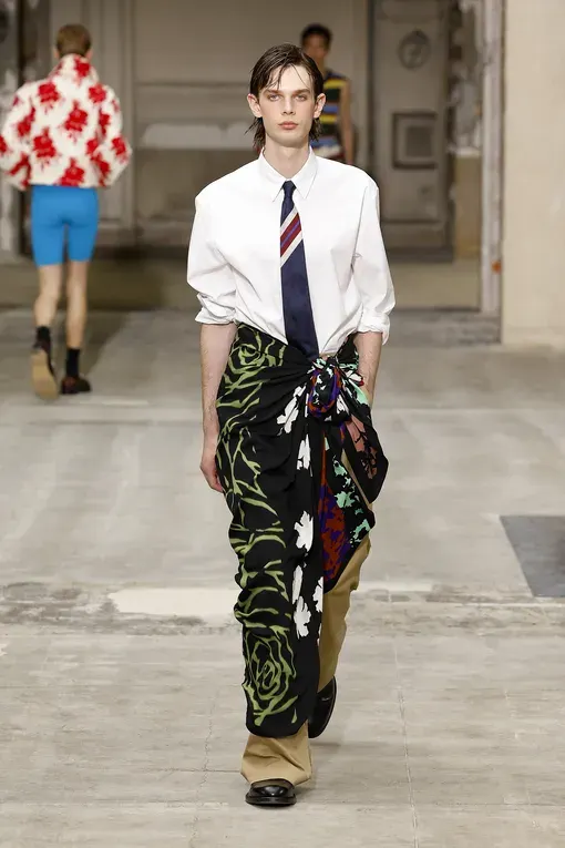 Как носить парео в городе: прием с брюками с показа Dries Van Noten
