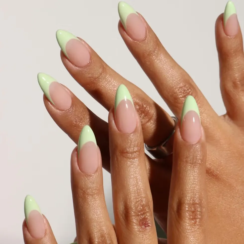 Pistachio Milk Nails: как выглядит самый мягкий зелёный маникюр лета