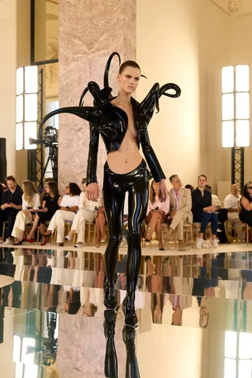 Неделя высокой моды в Париже стартовала шоу Schiaparelli, посвящённым свету и пустоте