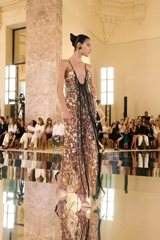 Неделя высокой моды в Париже стартовала шоу Schiaparelli, посвящённым свету и пустоте