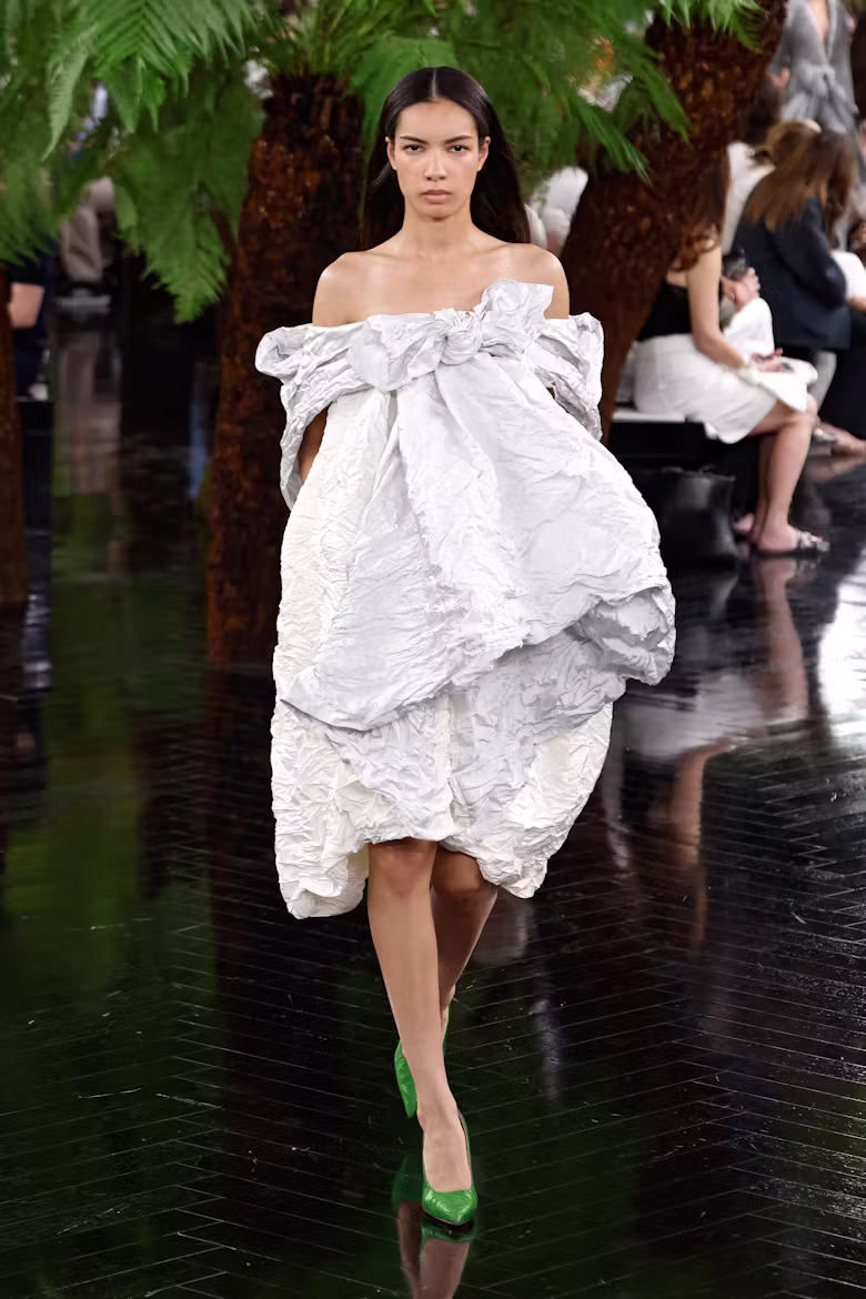 Dior показал кутюр Fall 2026: скульптурные формы, ремесло и «спонтанная радость»