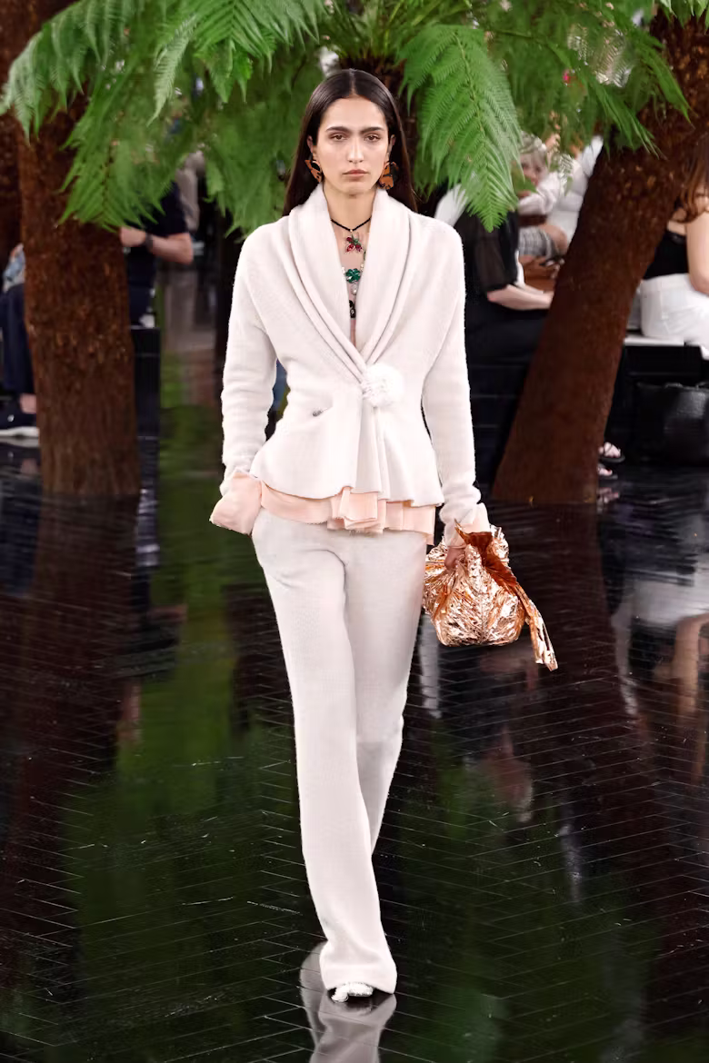 Dior показал кутюр Fall 2026: скульптурные формы, ремесло и «спонтанная радость»