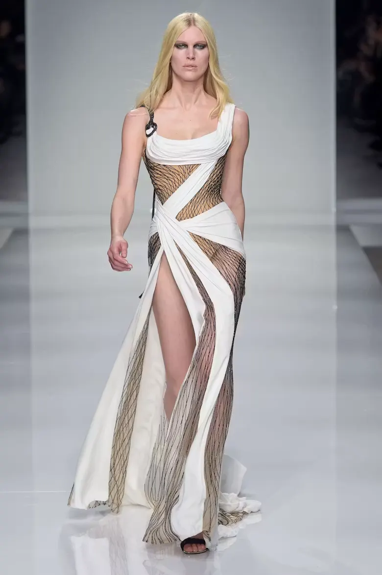 Зендая вышла в архивном Versace и прервала свою «спайдер-» серию полностью чёрных образов