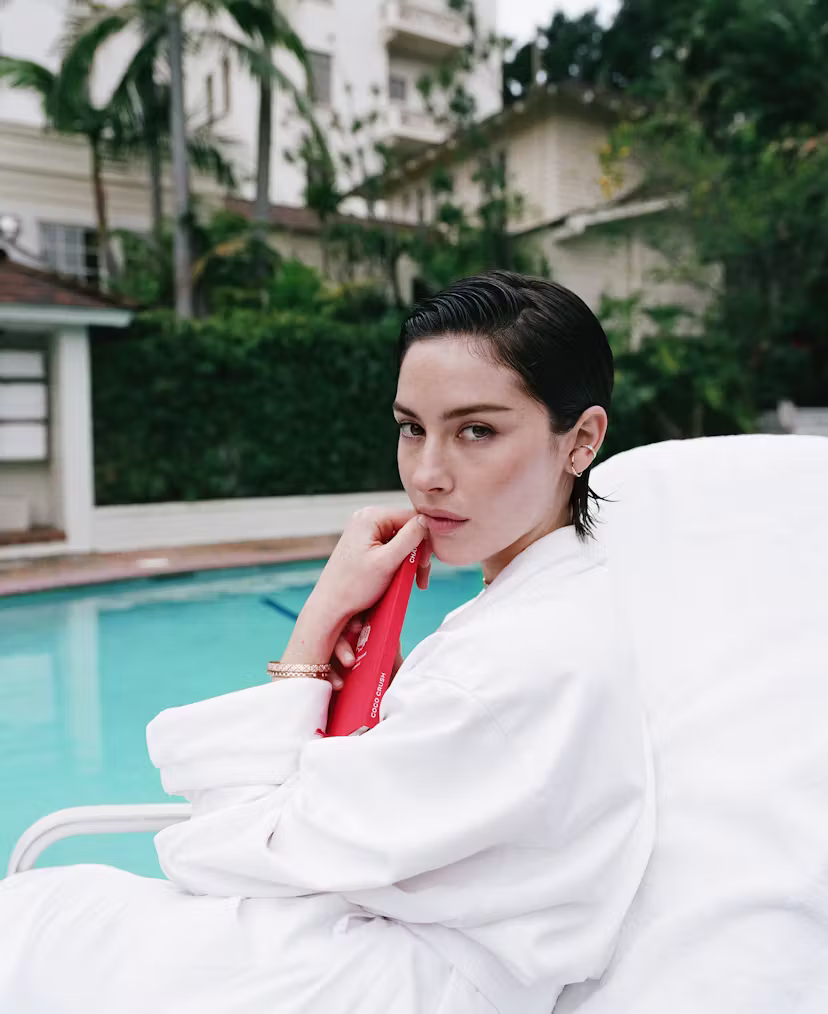 Gracie Abrams рассказала, почему украшения Chanel Coco Crush ощущаются «как вторая кожа»