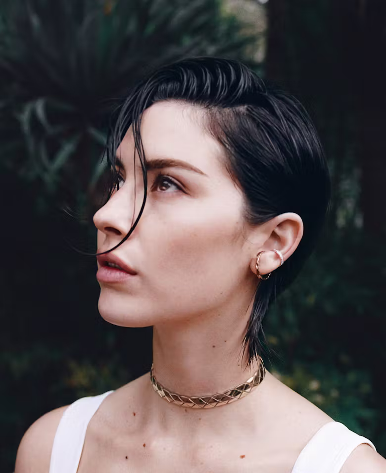 Gracie Abrams рассказала, почему украшения Chanel Coco Crush ощущаются «как вторая кожа»