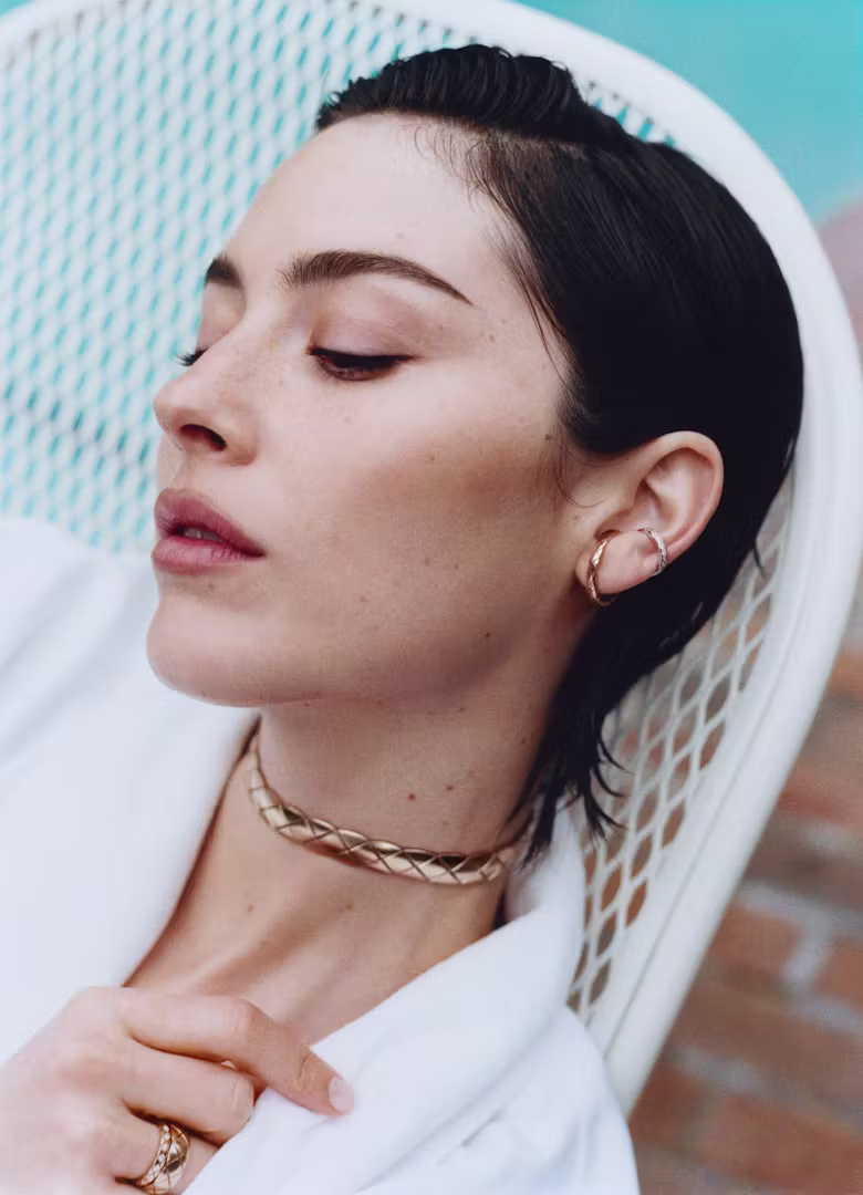 Gracie Abrams рассказала, почему украшения Chanel Coco Crush ощущаются «как вторая кожа»