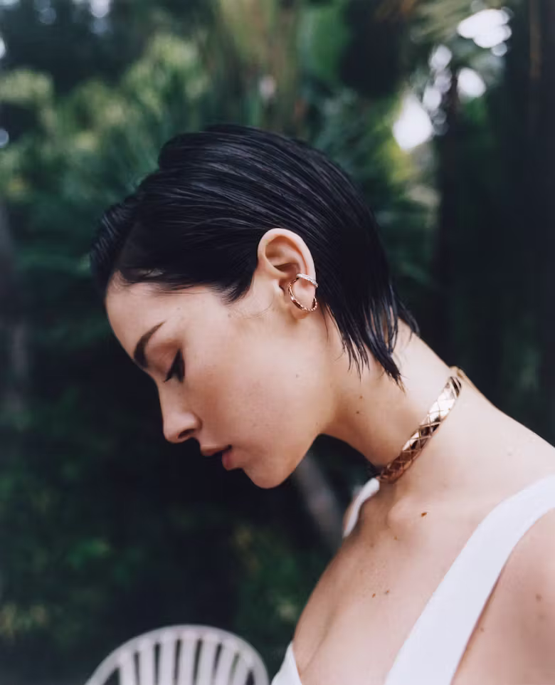 Gracie Abrams рассказала, почему украшения Chanel Coco Crush ощущаются «как вторая кожа»