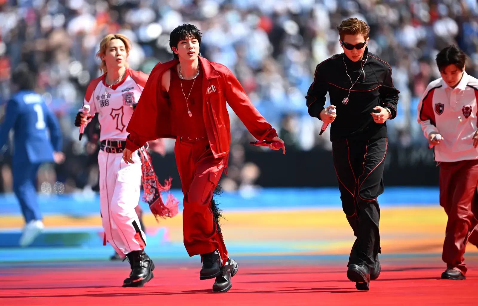 Как два независимых дизайнера одели BTS для финала чемпионата мира