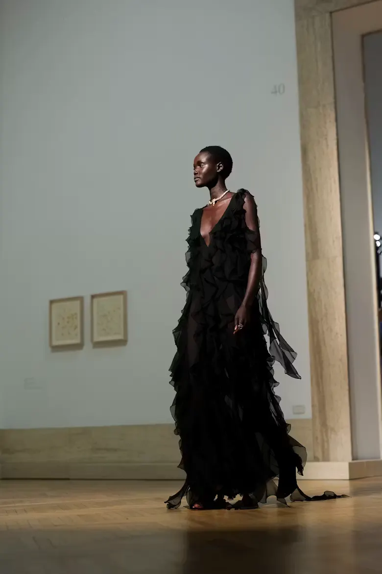 Кайя Гербер выбрала для премьеры «The Shards» разрезанное платье Fendi Couture