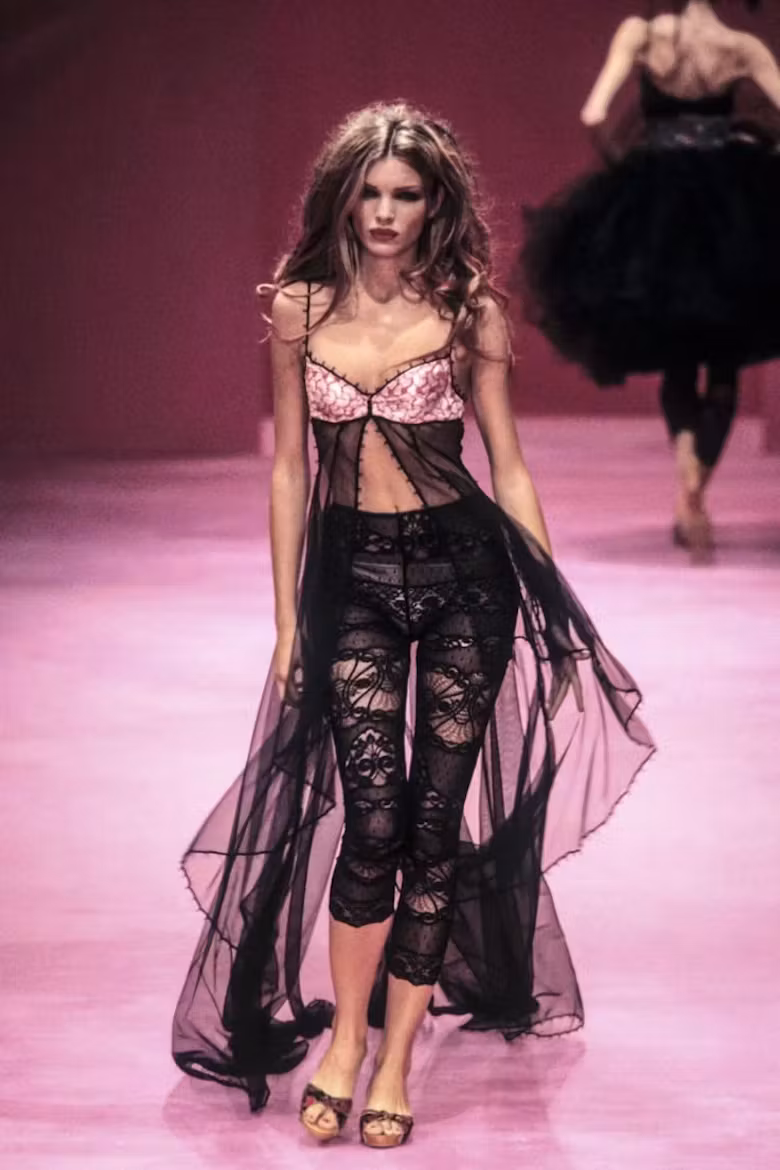 Jennie повторила бельевой образ из архивов Betsey Johnson 1999 года